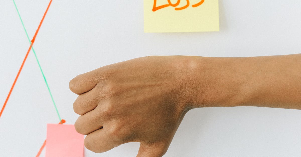 Profissional analisando dados de marketing digital em laptop para otimizar estratégias