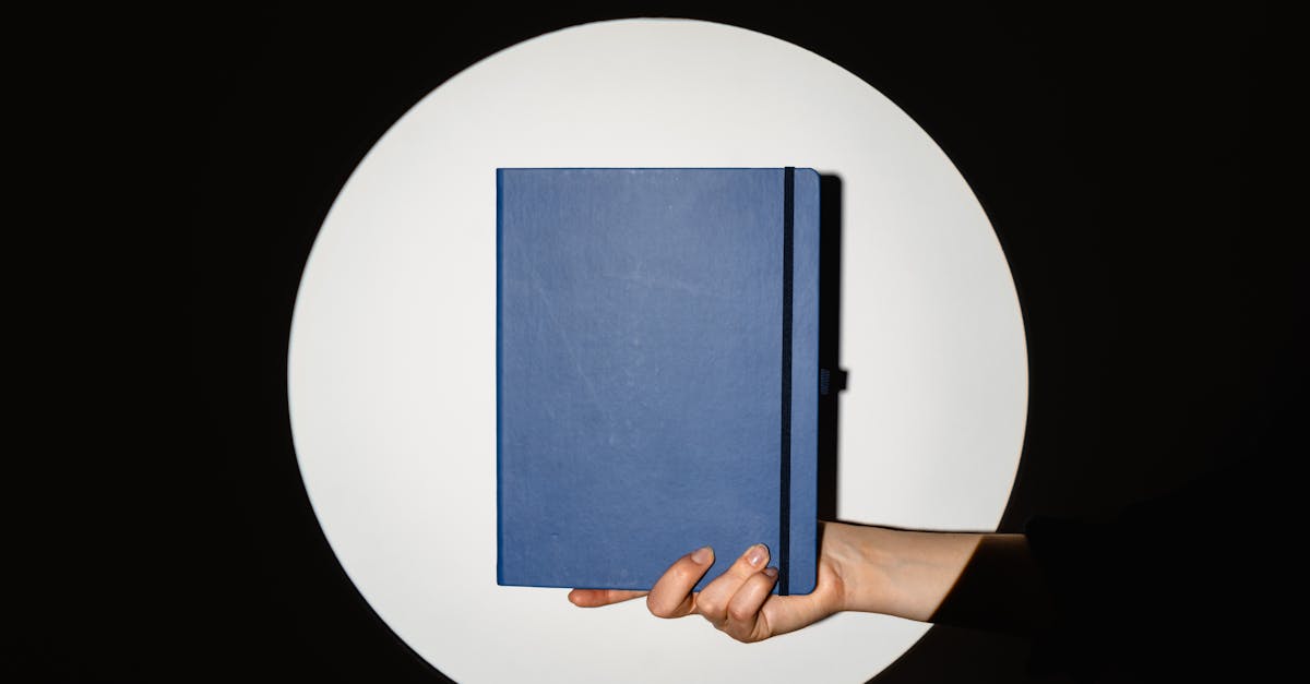 Profissional apresentando estudo de caso com gráficos e dados em reunião