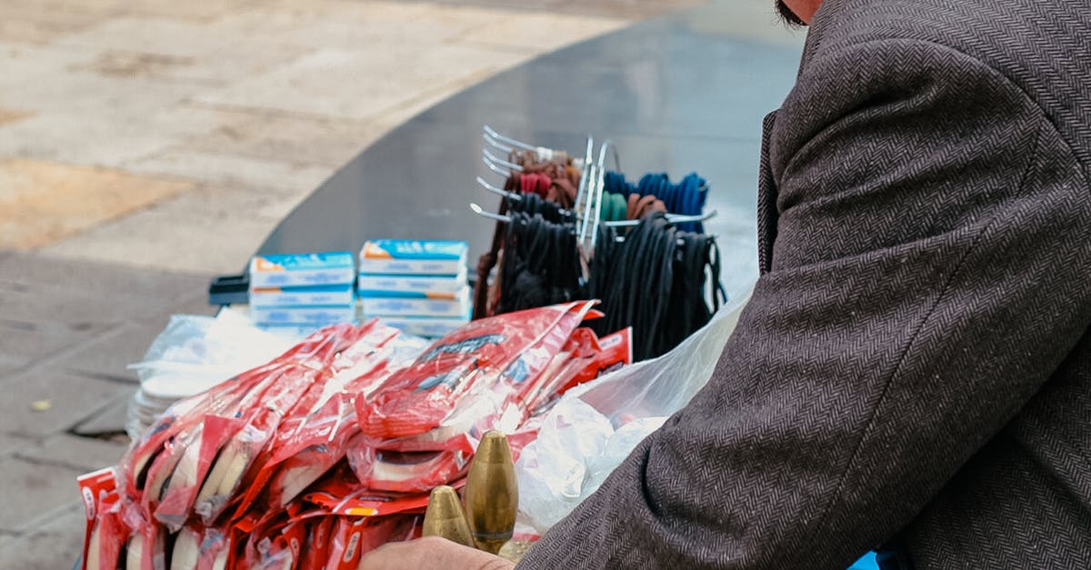 Profissional utilizando ferramentas digitais para estratégias de negócios locais