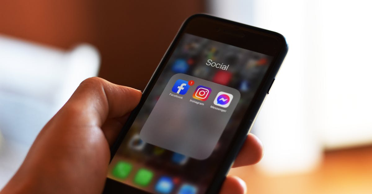 Usuário utilizando ferramentas digitais para estratégias no Instagram