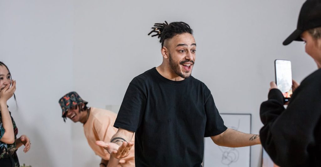 Pessoa frustrada olhando para o celular, preocupação com engajamento no TikTok