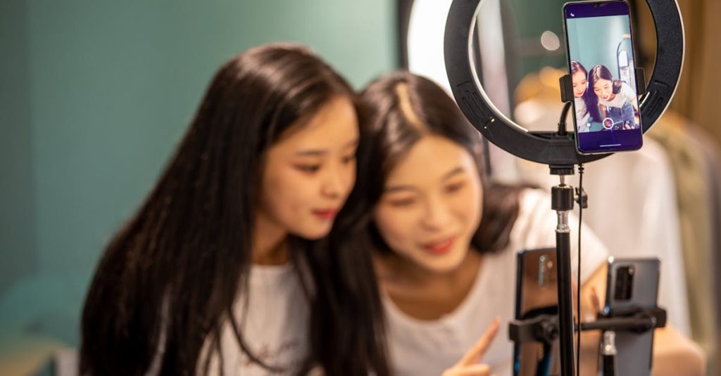 Pessoa preocupada assistindo vídeos no YouTube em um laptop