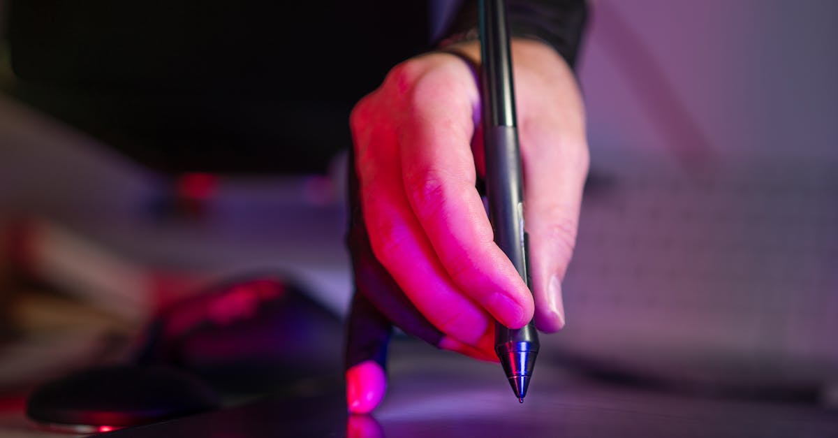 Criador de conteúdo produzindo vídeo prático para redes sociais