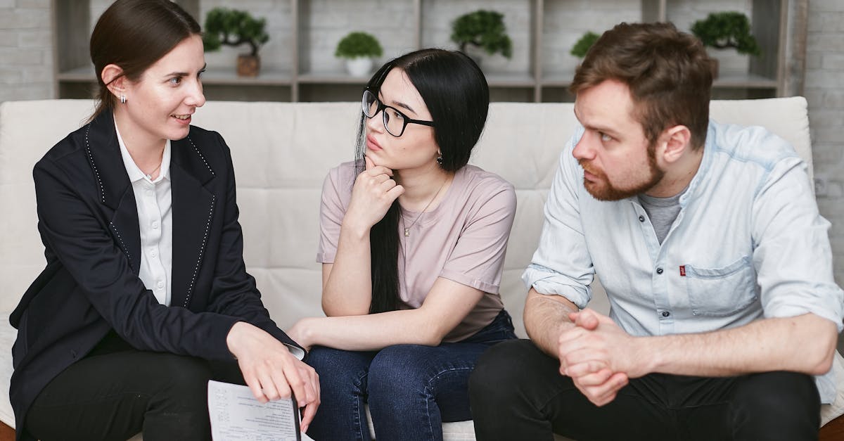 Equipe de negócios discutindo estratégias em reunião informal