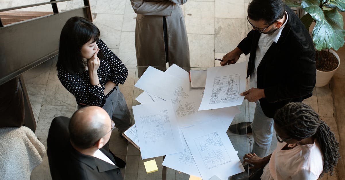 Equipe discutindo estratégias práticas para melhorar engajamento no Instagram