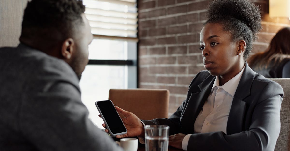 Grupo discutindo estratégias de crescimento usando smartphones