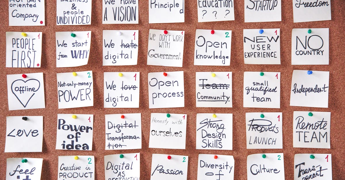 Grupo discutindo estratégias práticas de networking para influenciadores