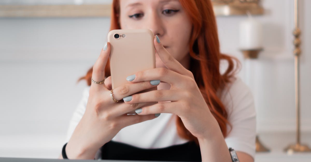 Influenciador digital usando celular para monitorar métricas de engajamento em redes sociais