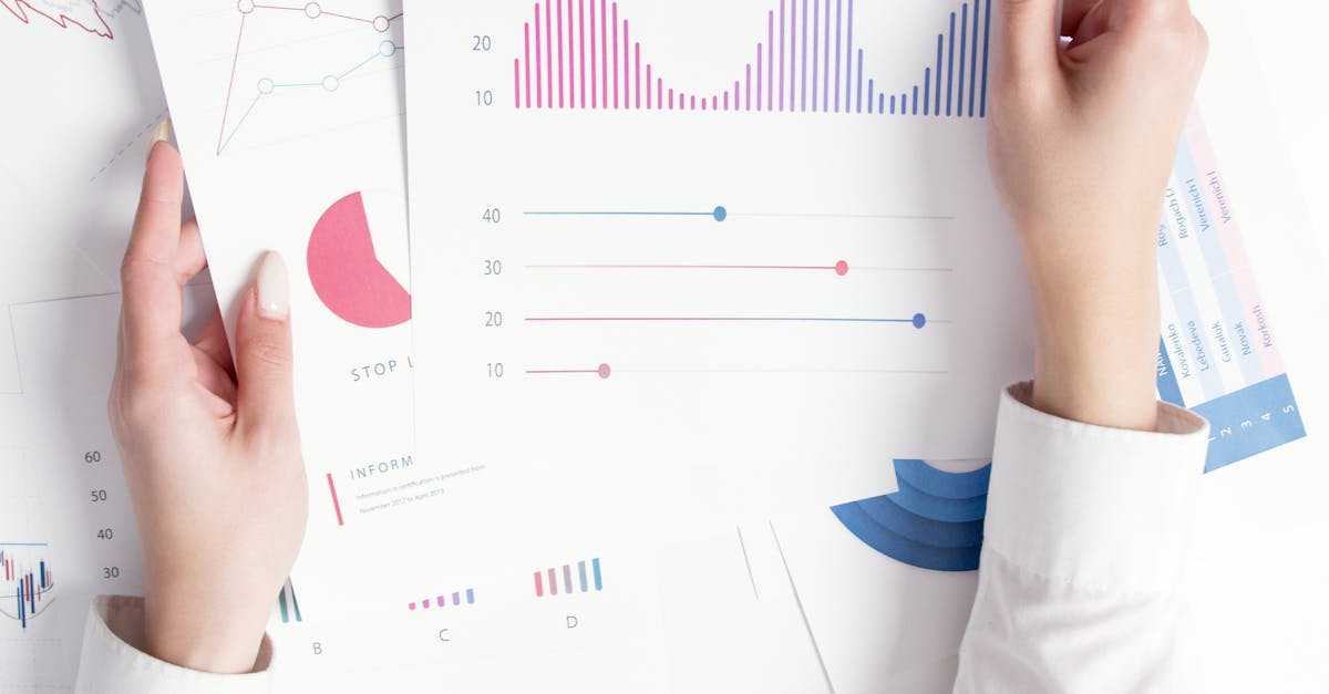 Pessoa analisando dados para correção de erros invisíveis no Instagram