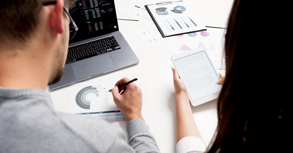 Pessoa analisando dados e gráficos de engajamento em redes sociais no computador