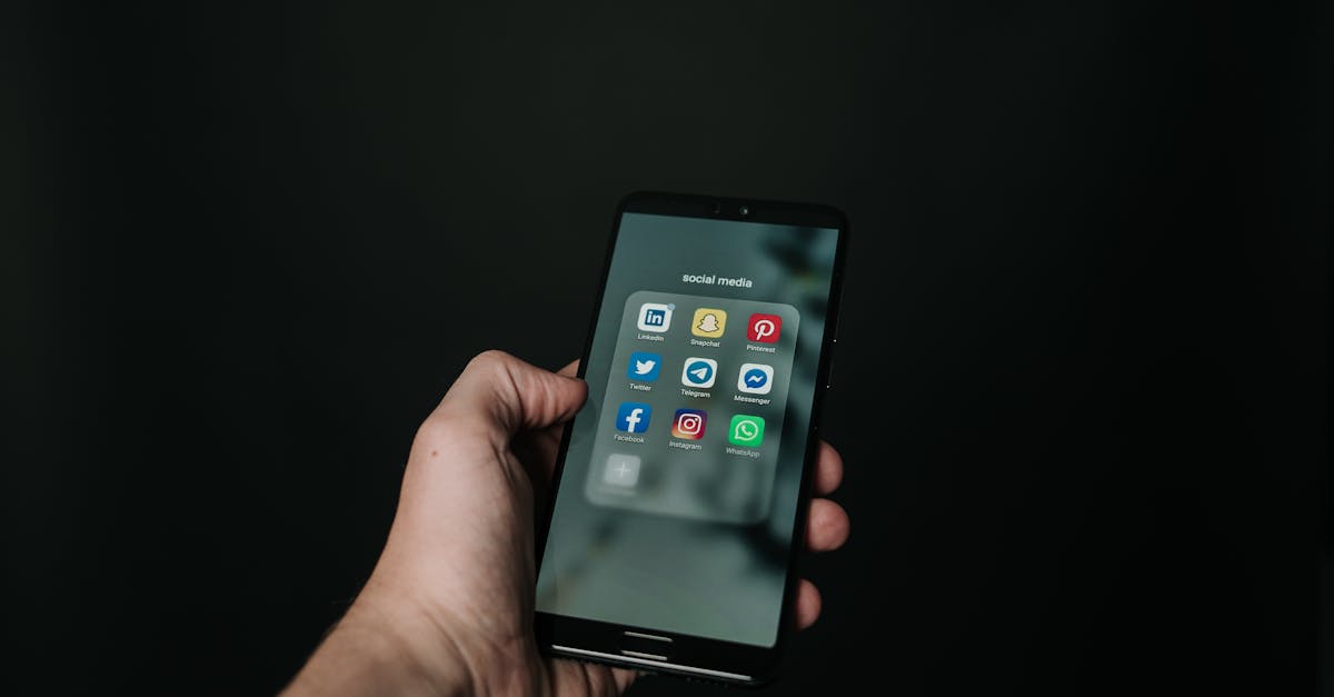 Pessoa analisando dados e gráficos de redes sociais no computador