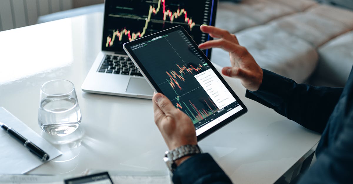 Pessoa analisando dados e métricas de engajamento em redes sociais