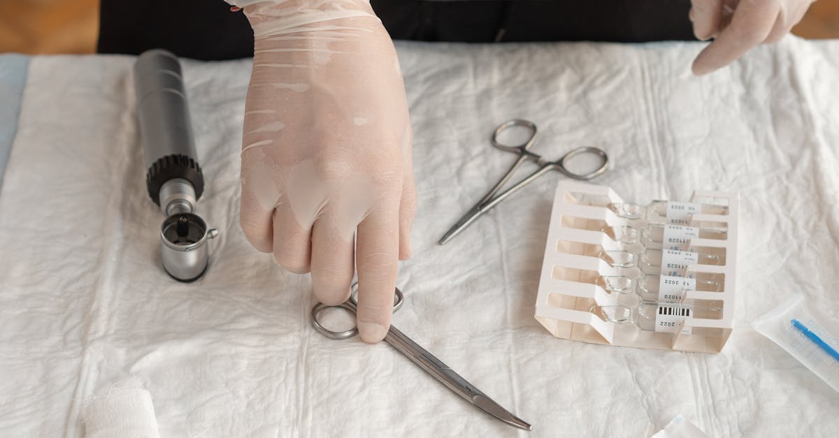 Pessoa analisando gráficos e dados de redes sociais em um computador