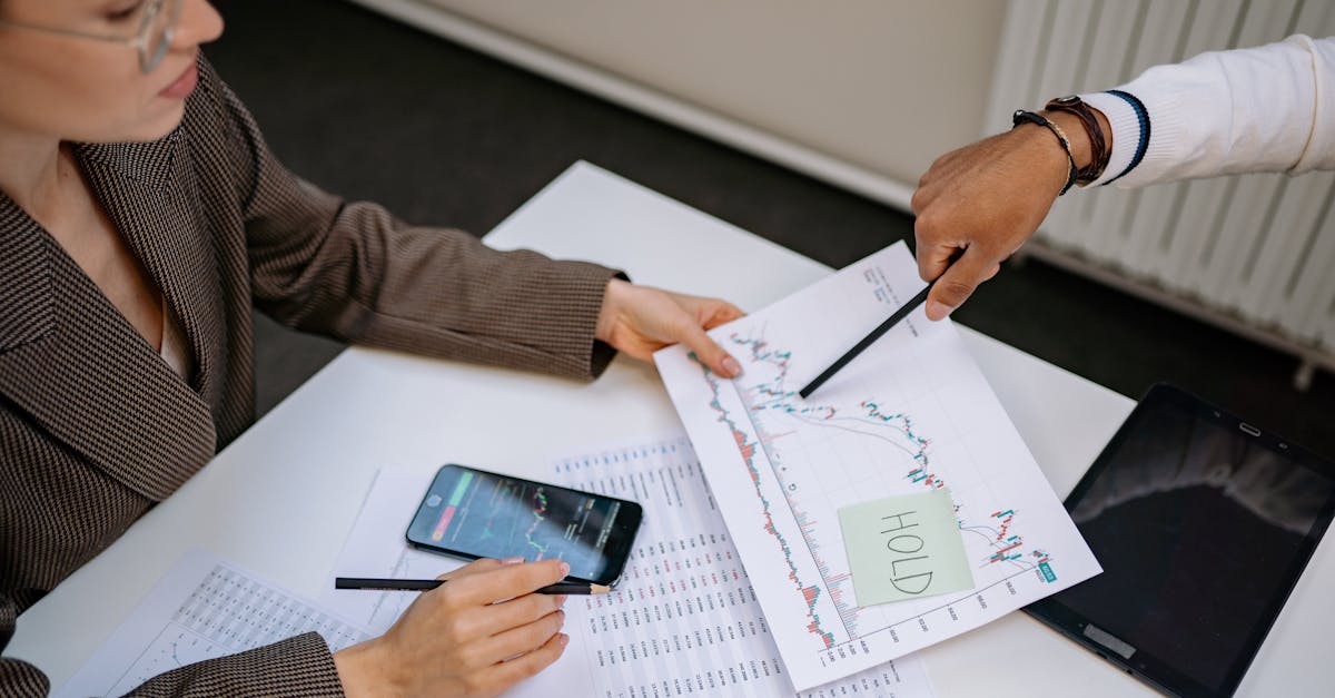 Pessoa analisando gráficos e métricas em ferramentas digitais