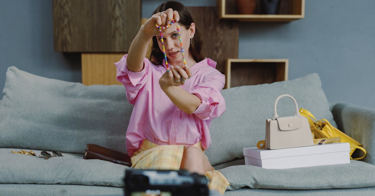 Pessoa anotando dicas e estratégias para melhorar Instagram Reels