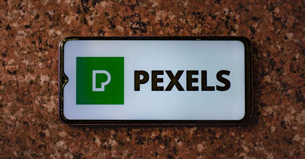 Pessoa usando ferramentas digitais para engajamento em redes sociais