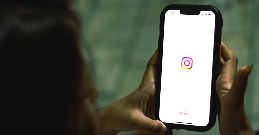 Pessoa analisando gráficos emocionais nas redes sociais em 2025