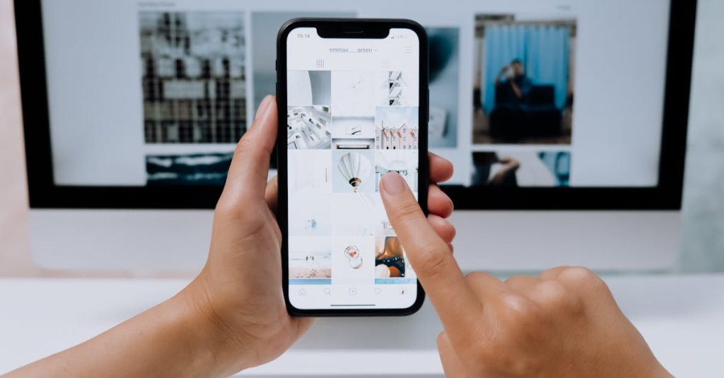 Pessoa preocupada olhando para celular, refletindo queda de engajamento no Instagram