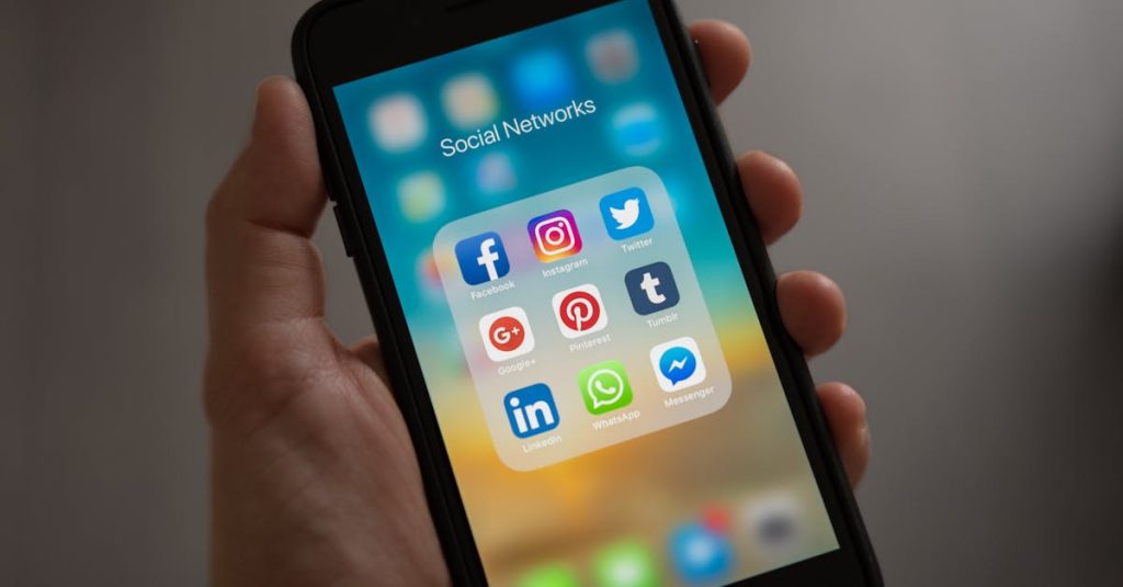 Tela do celular mostrando o algoritmo do Instagram em destaque