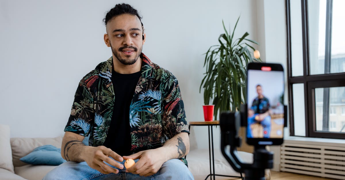 Criador de conteúdo trabalhando estratégias para vídeo no celular