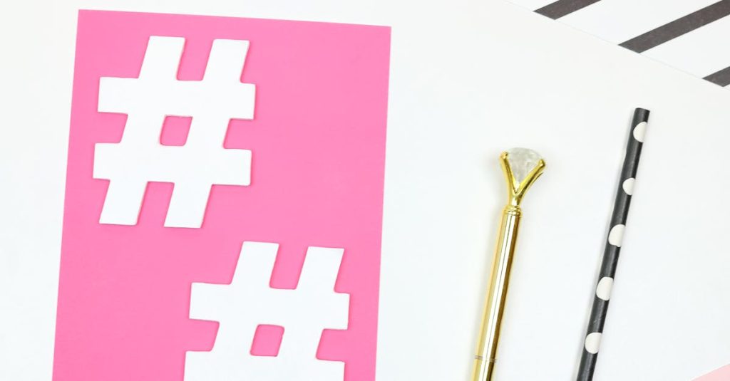 Imagem conceitual de hashtags locais no Instagram destacadas em um smartphone