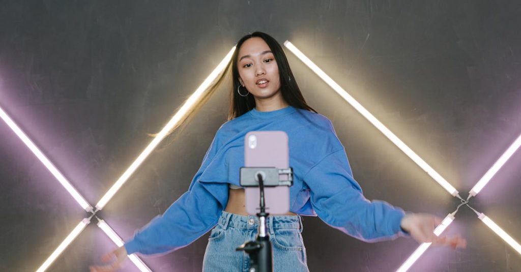 Microinfluenciador criando conteúdo para audiência local no TikTok