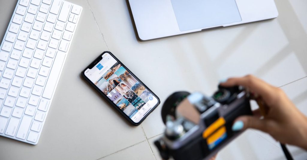 Microinfluenciador usando celular para criar conteúdo no Instagram