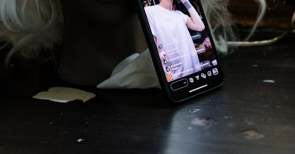 Pessoa analisando dados de engajamento do Instagram Reels no celular