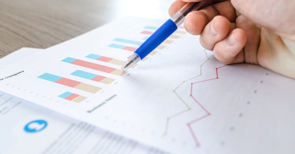 Pessoa analisando gráficos de engajamento do Instagram no computador