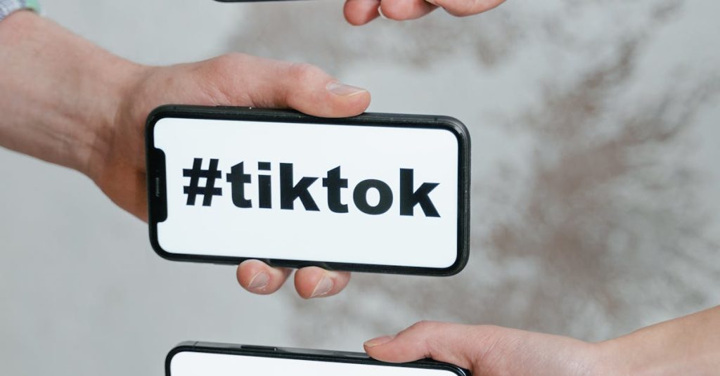 Pessoa celebrando o crescimento de seguidores reais no TikTok em 2025