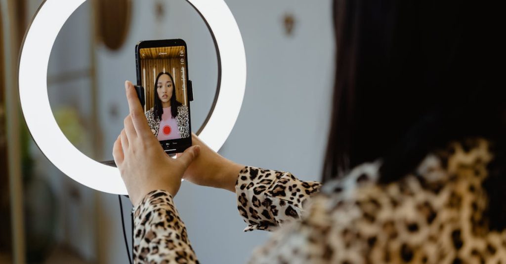 Pessoa interagindo com Instagram Stories no celular para aumentar engajamento
