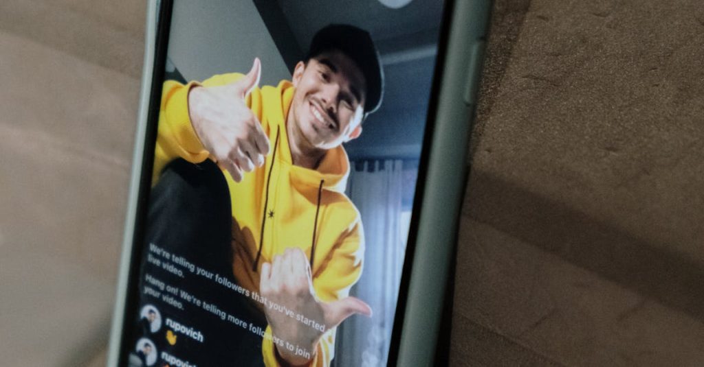 Pessoa preocupada olhando para gráfico de queda de engajamento no Instagram