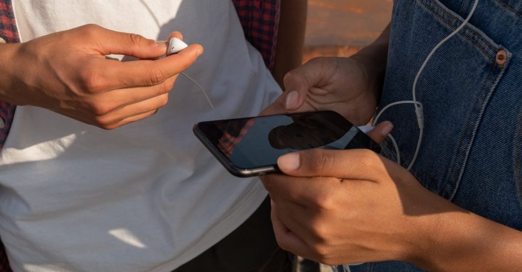 Pessoa usando celular para acompanhar tendências nas redes sociais
