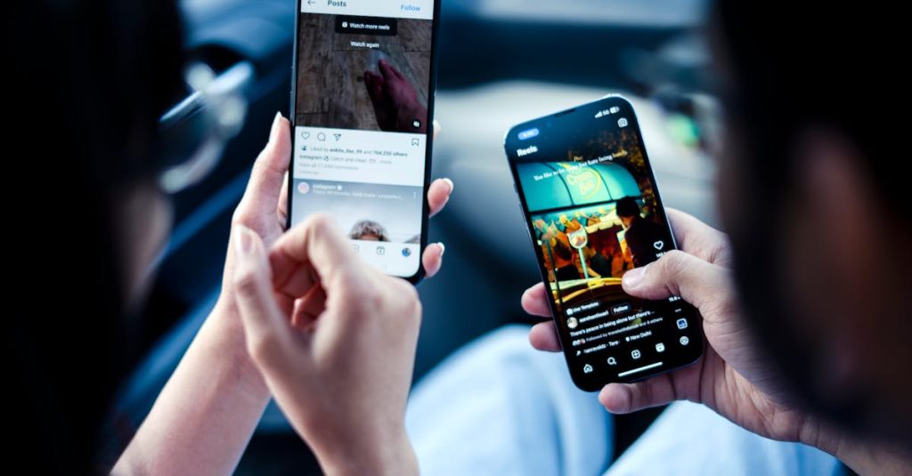 Pessoa verificando engajamento no Instagram Reels pelo celular