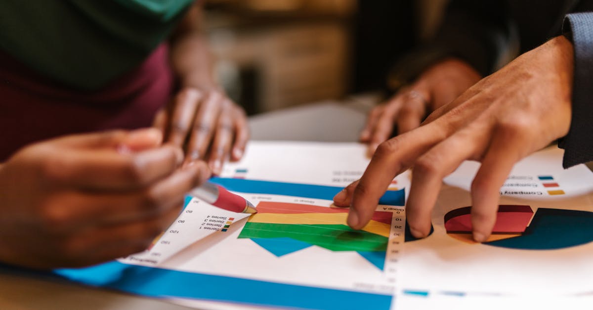 Equipe analisando dados em gráficos para ajustar estratégias