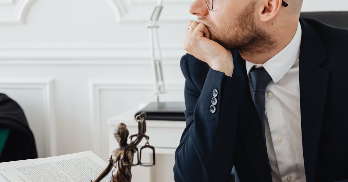 Equipe analisando estratégias em reunião de estudo de caso empresarial