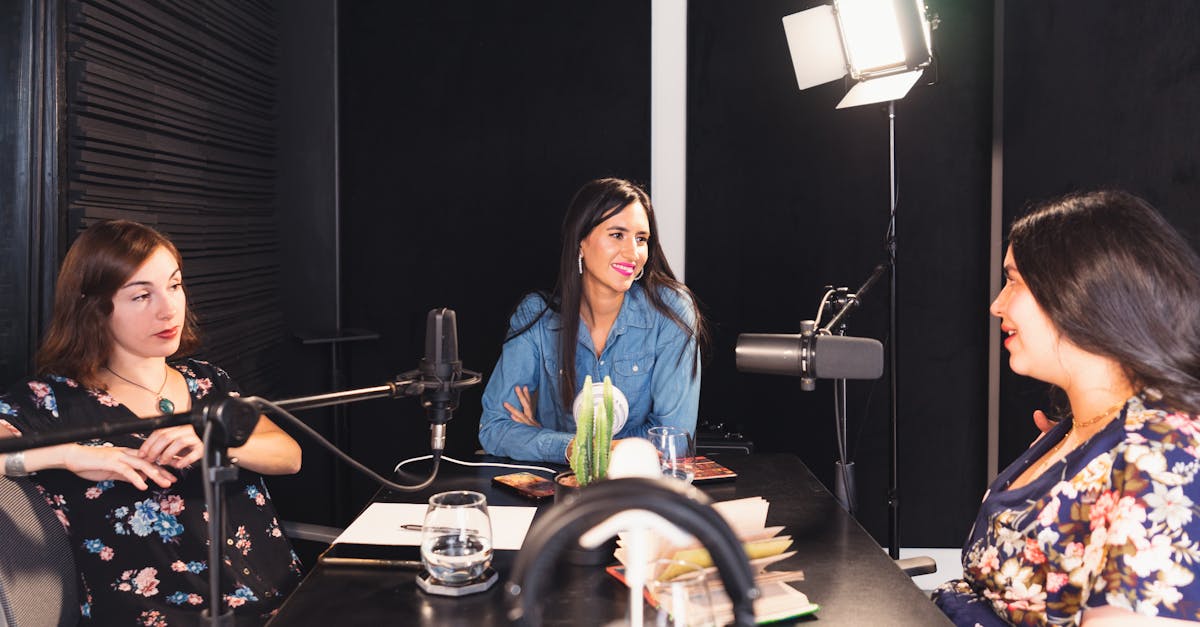 Equipe discutindo estratégias práticas para aumentar engajamento no Instagram