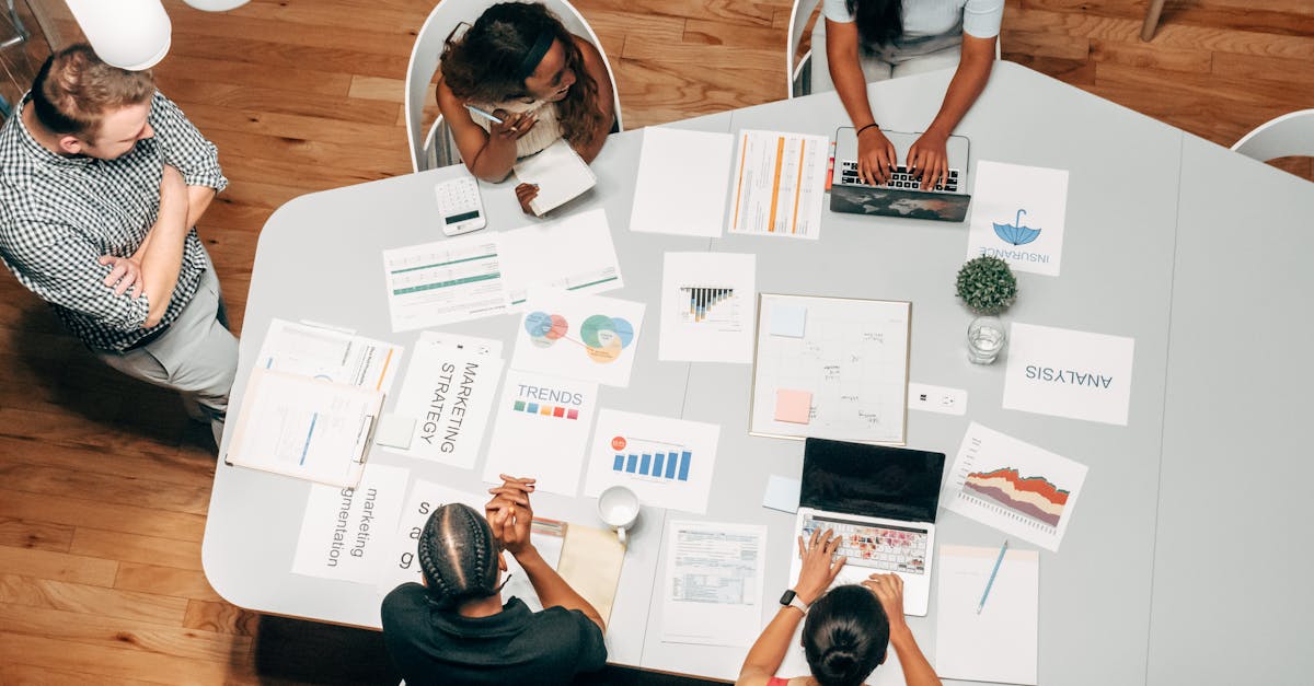 Grupo discutindo estratégias e exemplos práticos para construir comunidades no Instagram