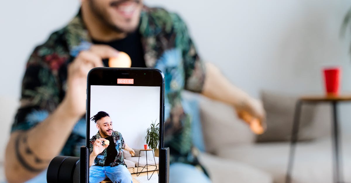 Mesa com checklist e ferramentas para monitorar desempenho em redes sociais
