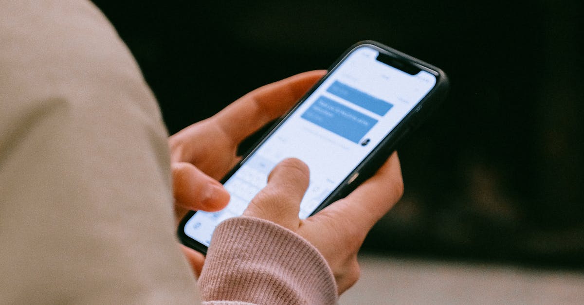 Pessoa anotando dicas práticas para crescimento em mídias sociais