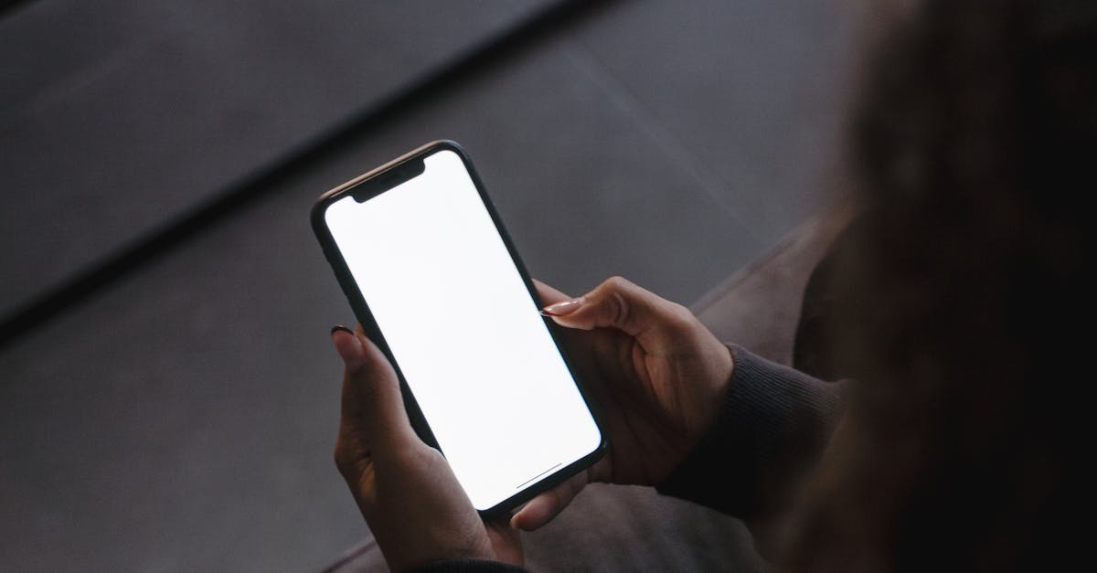 Pessoa digitando hashtags locais em smartphone para aumentar engajamento