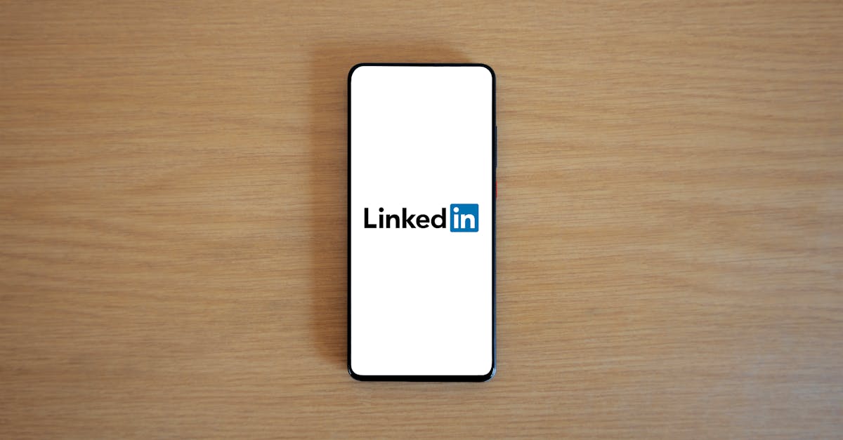 Pessoa usando ferramentas digitais para analisar redes sociais em notebook