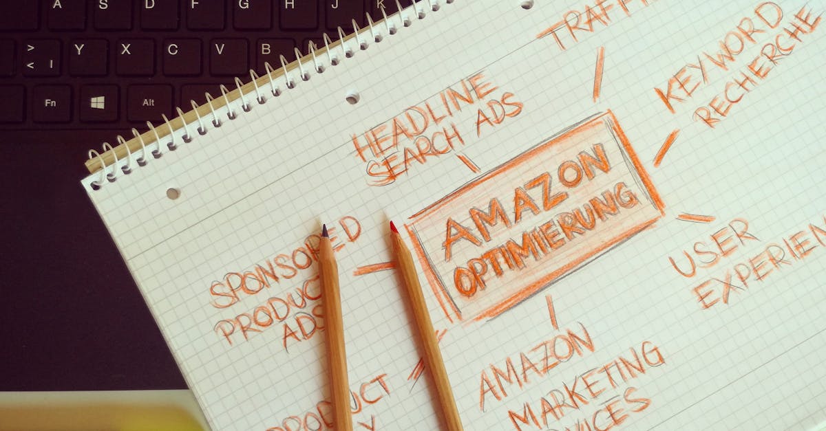 Profissional analisando estratégias de marketing digital em um laptop