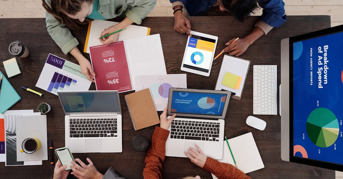 Profissional apresentando estudo de caso com dados em tela digital