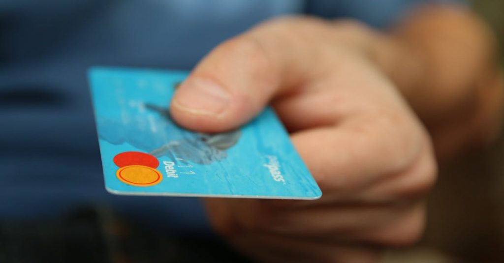 Microinfluenciador fazendo compras online pelo celular em ambiente descontraído