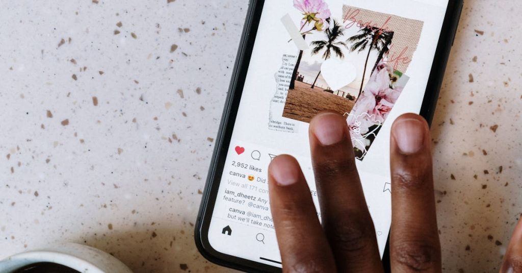 Microinfluenciador local usando smartphone para criar conteúdo no Instagram