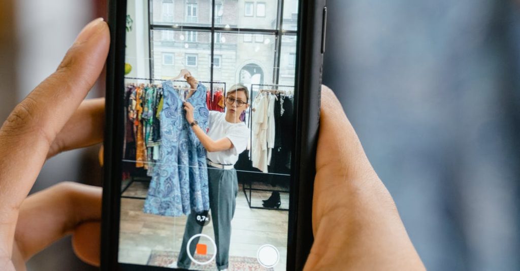 Microinfluenciador trabalhando em seu celular para crescimento no X em 2025