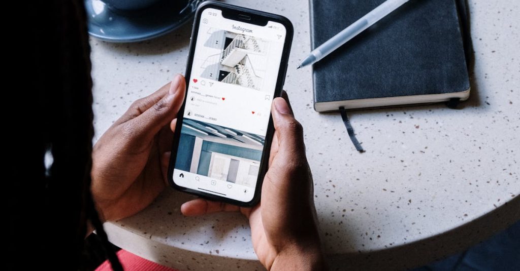 Microinfluenciador usando celular para criar conteúdo no Instagram