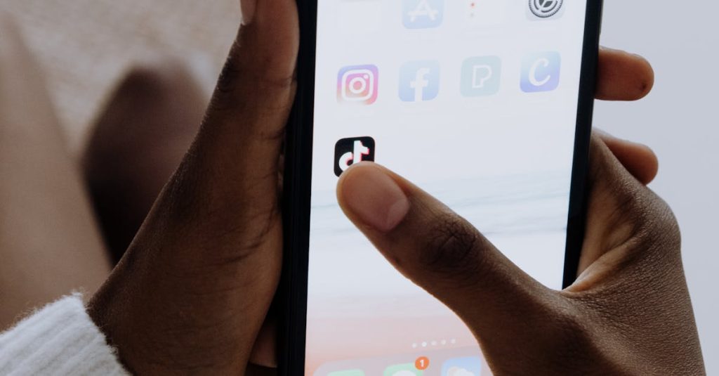 Microinfluenciador usando celular para postar conteúdo em redes sociais