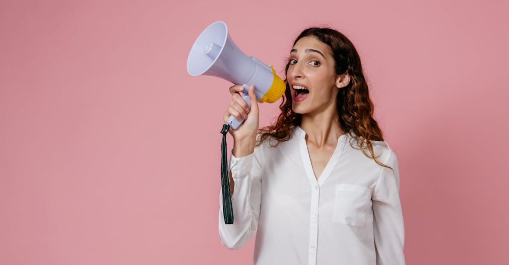 Pessoa analisando gráficos de engajamento em redes sociais no smartphone